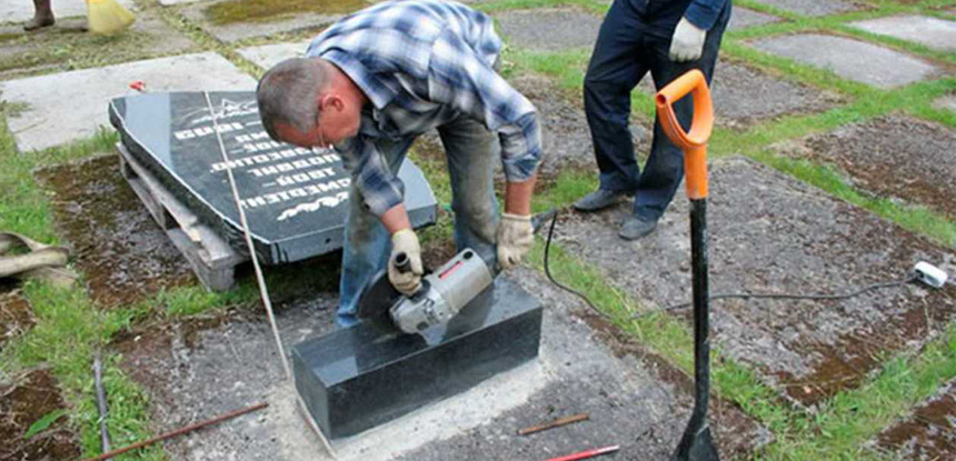 Как заменить старый памятник на могиле на новый