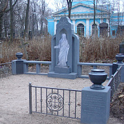 Памятник с скульптурой Иисуса на Смоленском православном кладбище Санкт-Петербурга