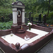 Мемориальный памятник на Смоленском кладбище Санкт-Петербурга