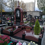Комплекс на Серафимовском кладбище Санкт-Петербурга