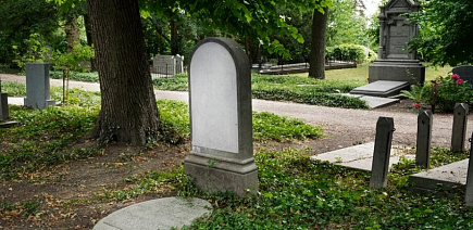 Бетонный памятник на могиле: стоит ли ставить, преимущества и недостатки