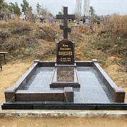 Памятный крест с надгробной плитой и поребриком