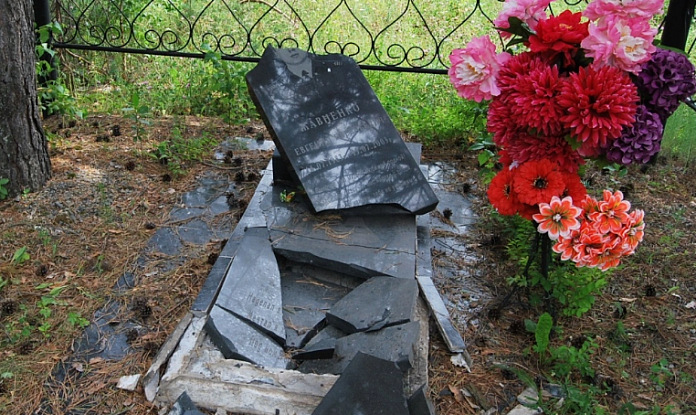 Защита памятников: как уберечь гранитный памятник от вандализма