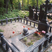 Мемориальный комплекс с баллюстрадой на Смоленском кладбище Санкт-Петербурга